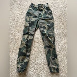 Hollister XS Ultra High Rise Camo Pants
